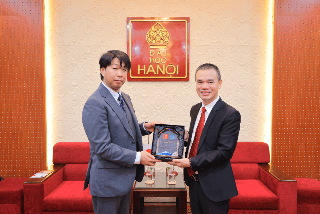 佐藤学校⻑とハノイ⼤学学⻑ 学術国際交流協定調印式後記念品贈呈 2026.2.25